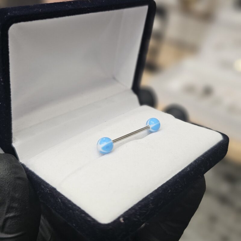 Piercing Celeste y Blanco
