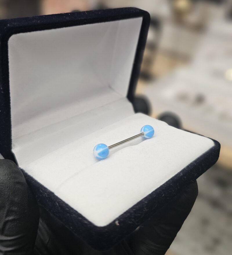 Piercing Celeste y Blanco